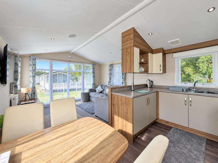 33002V⭐ – Vintage area, 3 bed, 8 berth caravan with decking. Diamond rated. Preview 4