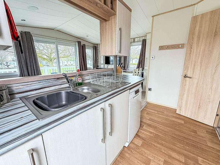 80039G⛱️ – Greenways area, 3 bed, 6 berth caravan with decking. Diamond rated. Preview 5