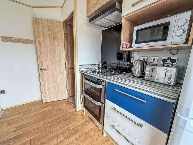 80039G⛱️ – Greenways area, 3 bed, 6 berth caravan with decking. Diamond rated. Preview 4
