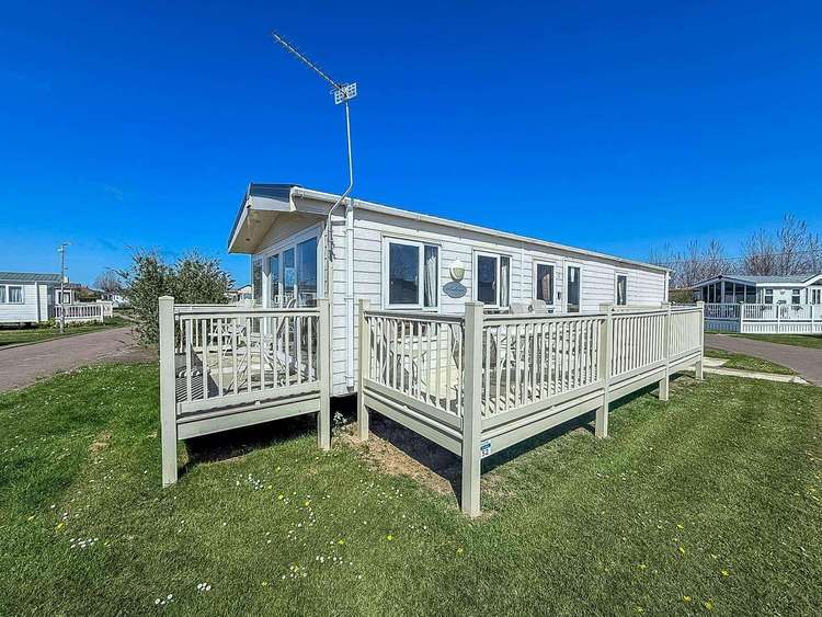 50052L⛱️ – Lapwing, 2 bed, 6 berth caravan with decking, D/G and C/H. Diamond rated. Preview 0