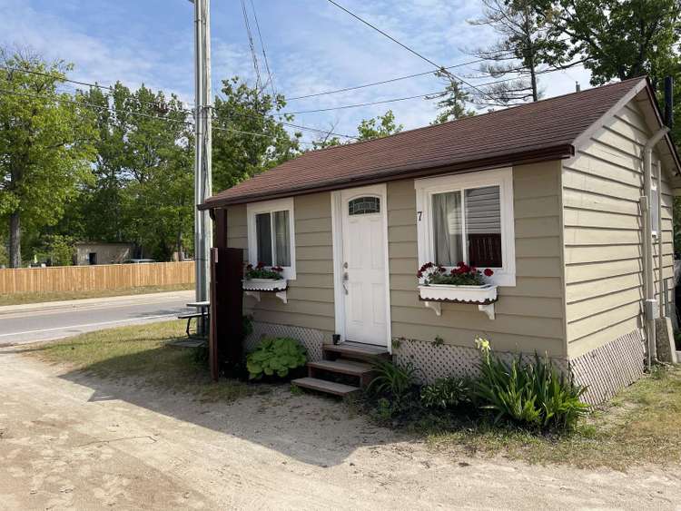 Dock Life Beach 1 - Cottage 7, Riverside Property, Studio, 3 min walk to Beach 1 Preview 0