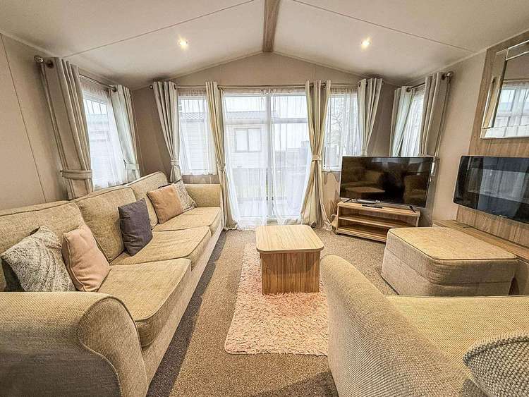 68016BS⭐ – BS area, 2 bed, 6 berth caravan for hire with partial sea views and Wi-Fi. Diamond rated. Preview 5