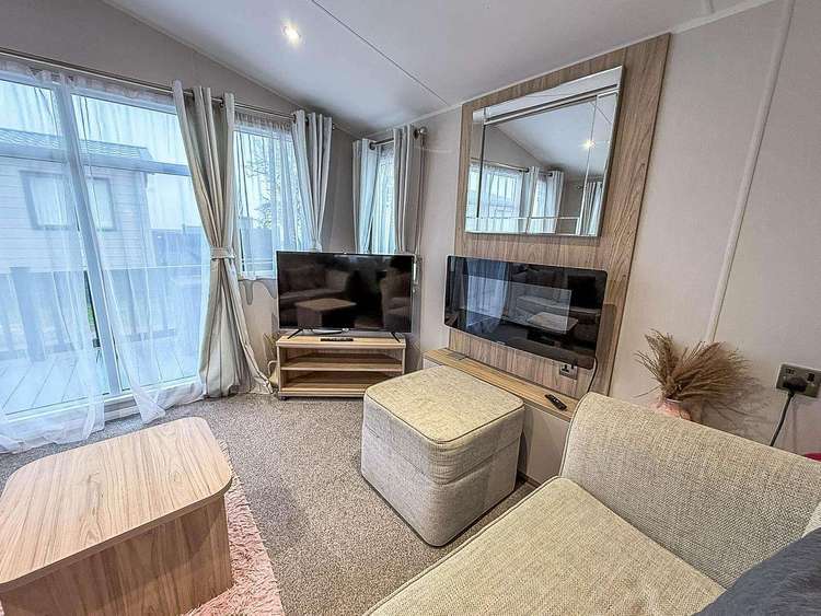 68016BS⭐ – BS area, 2 bed, 6 berth caravan for hire with partial sea views and Wi-Fi. Diamond rated. Preview 4