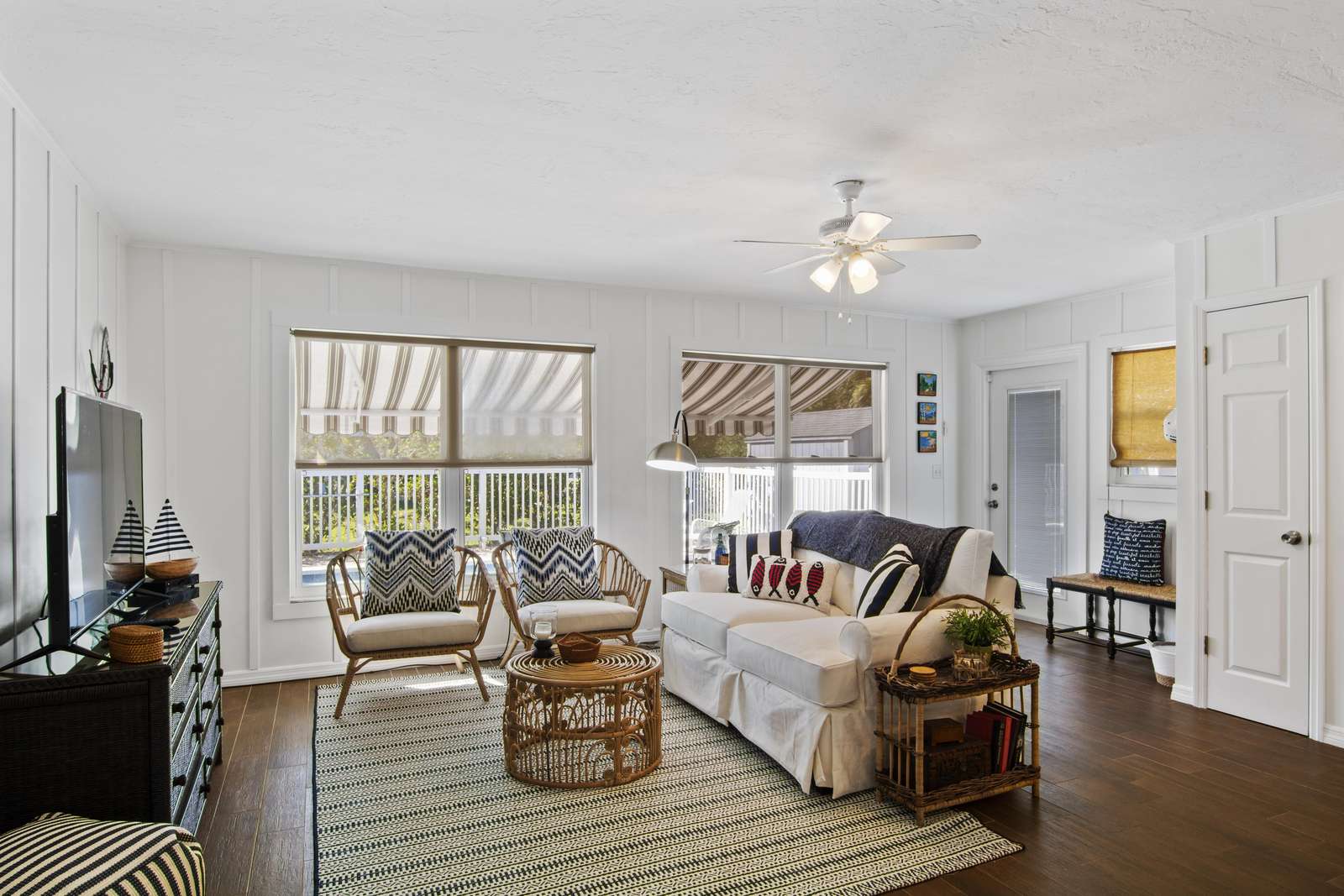 2nd living area with door to pool
