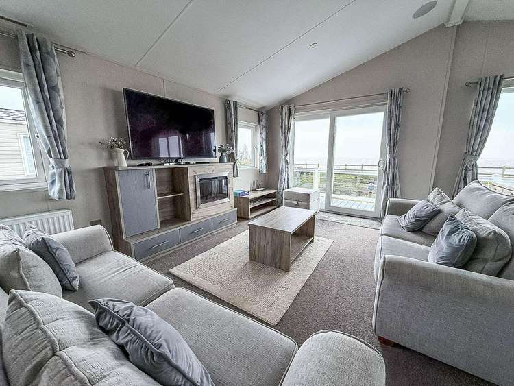 68007CR⭐ – Cresta area, 2 bed, 6 berth lodge with full sea views & decking. Platinum-Deluxe rated. Preview 4