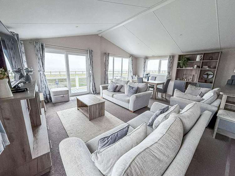 68007CR⭐ – Cresta area, 2 bed, 6 berth lodge with full sea views & decking. Platinum-Deluxe rated. Preview 5