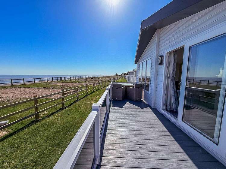 68007CR⭐ – Cresta area, 2 bed, 6 berth lodge with full sea views & decking. Platinum-Deluxe rated. Preview 2