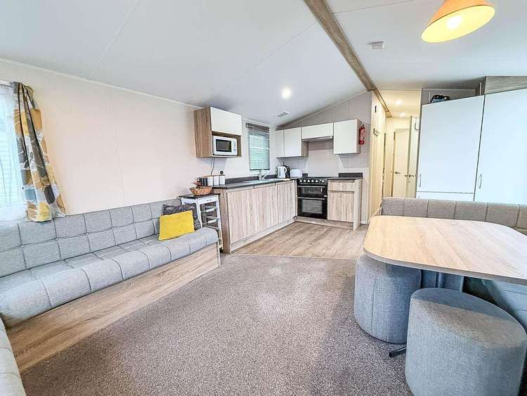 27471SW⭐ – Seawick, 3 bed, 8 berth caravan with decking, D/G & C/H. Opal rated. Preview 5