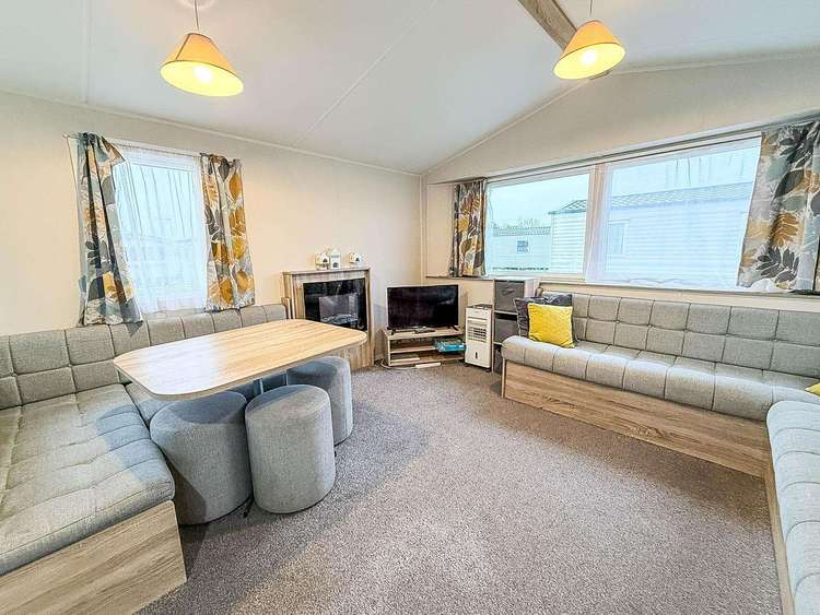 27471SW⭐ – Seawick, 3 bed, 8 berth caravan with decking, D/G & C/H. Opal rated. Preview 4