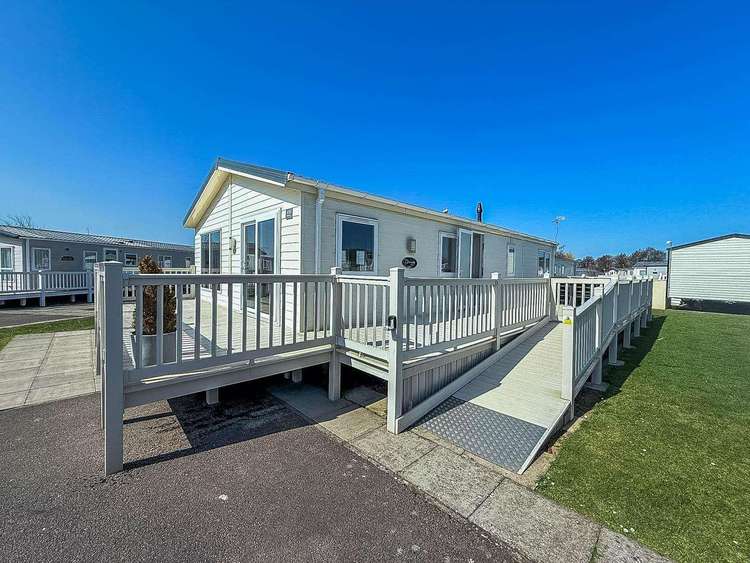 23173K⛱️ – Kensington area, 2 bed, 4 berth lodge with decking. Platinum-Deluxe rated. Preview 0