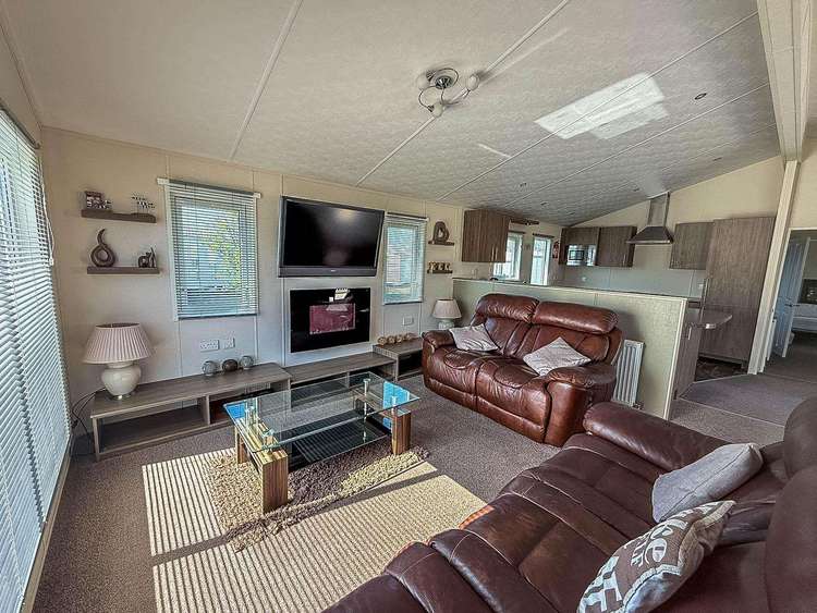 23173K⛱️ – Kensington area, 2 bed, 4 berth lodge with decking. Platinum-Deluxe rated. Preview 4