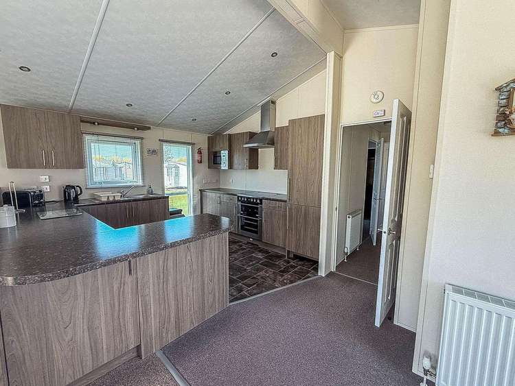 23173K⛱️ – Kensington area, 2 bed, 4 berth lodge with decking. Platinum-Deluxe rated. Preview 5