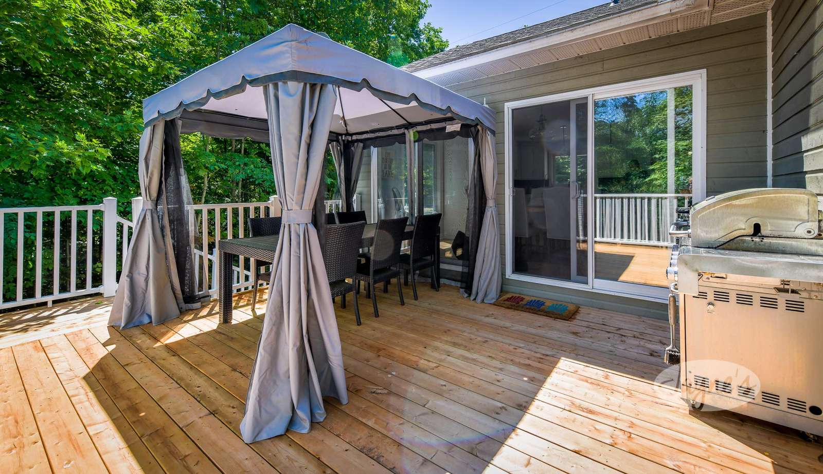 Main Deck, Dining & BBQ