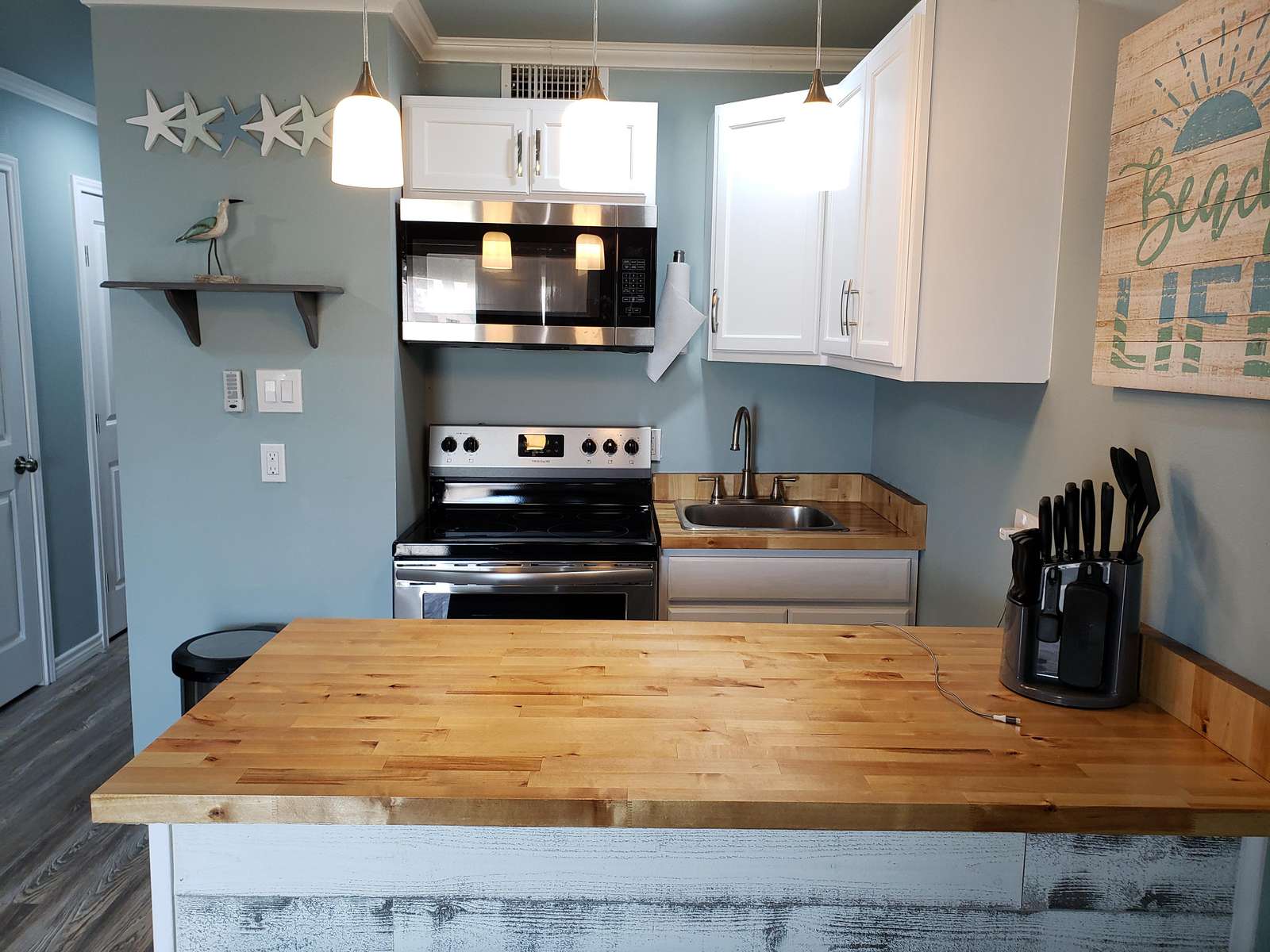 tastefully decorated complete with a little kitchen with full sized appliances allowing you to create a home cooked meal while traveling