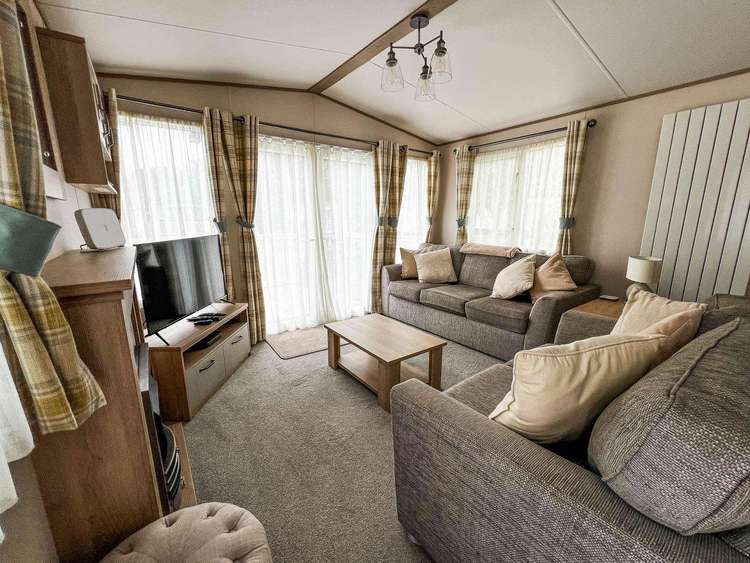 69015R⛱️ – Rowans 15, 2 bed, 6 berth caravan with decking, D/G & C/H. Diamond rated. Preview 4