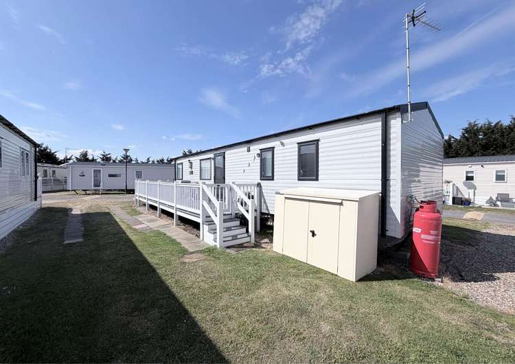 45031G⛱️ – G area, 2 bed, 6 berth caravan with C/H & D/G. Diamond rated. Preview 4