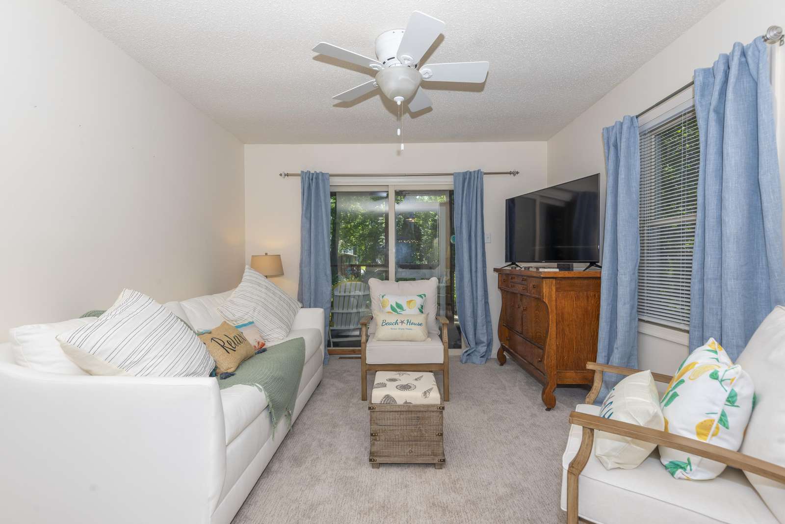 Living room to hand with friends and family
