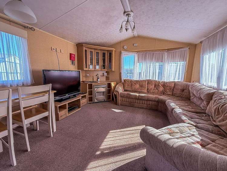 40023ND⛱️ – North Denes, 2 bed, 6 berth with decking, D/G & C/H. Emerald rated. Preview 4
