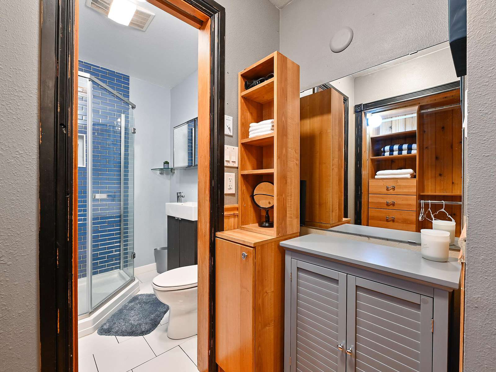 Bathroom w/ Vanity