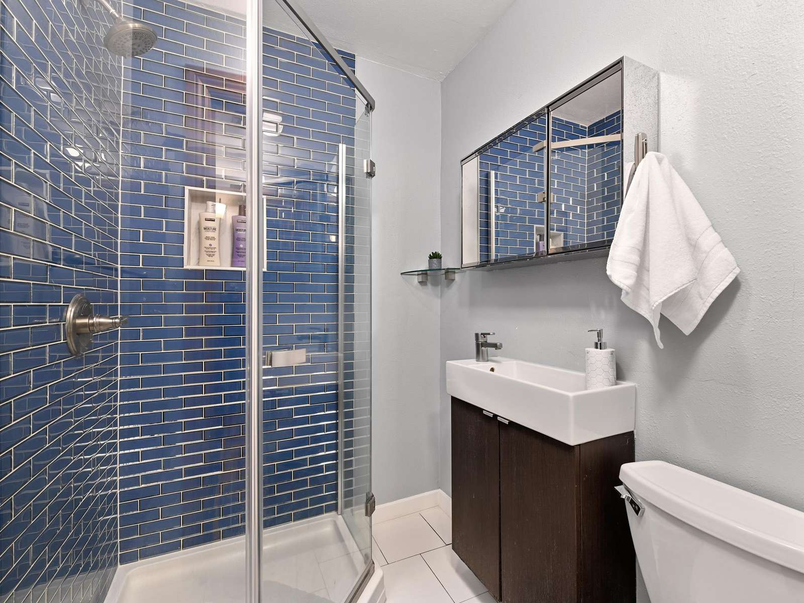 Bathroom w/Shower