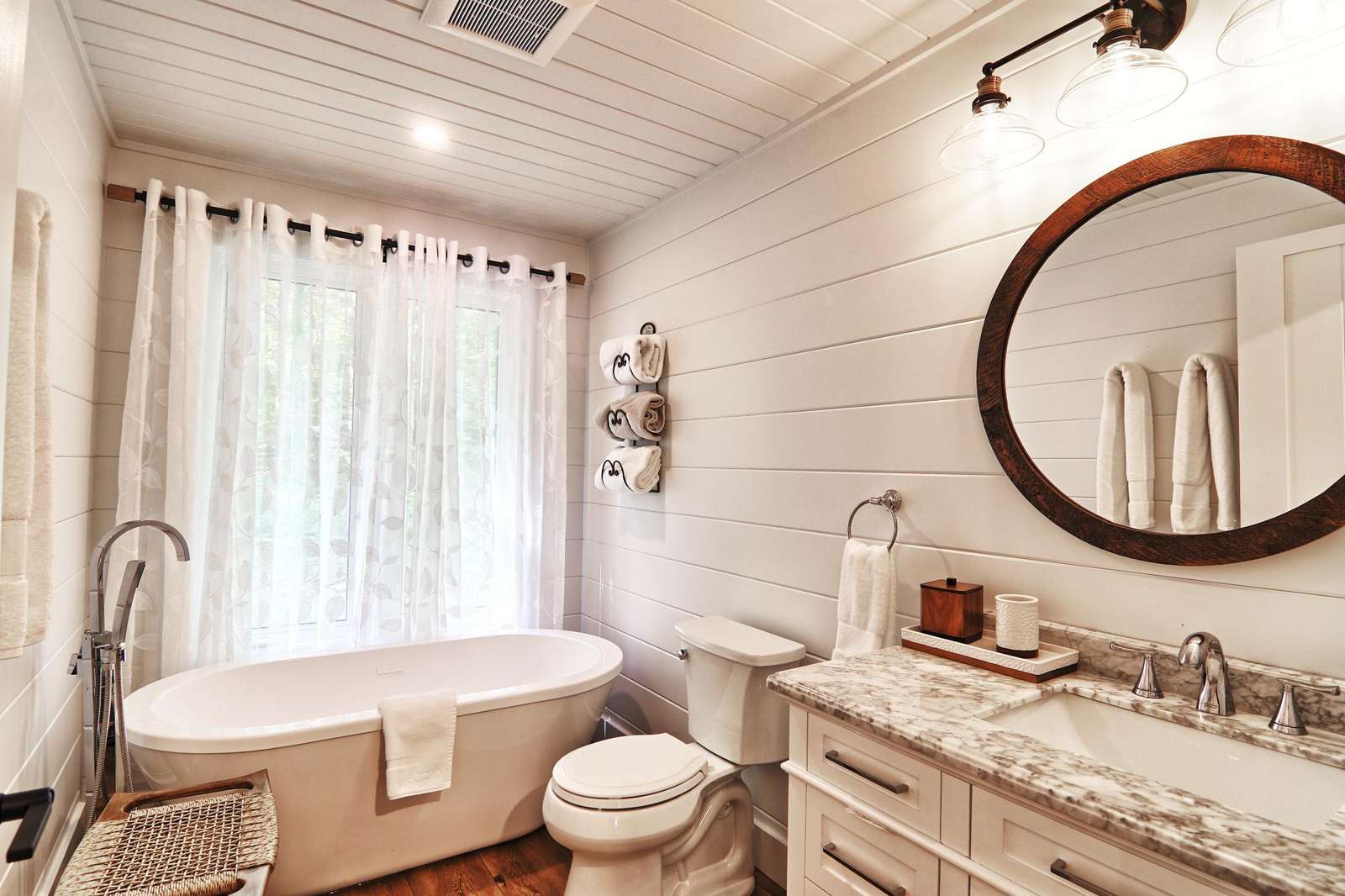3-piece bathroom with tub