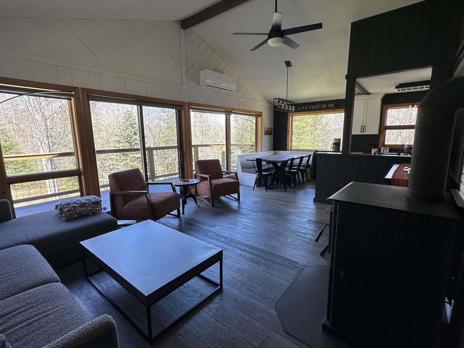 Spacious, sunny, open concept living area and kitchen. - property