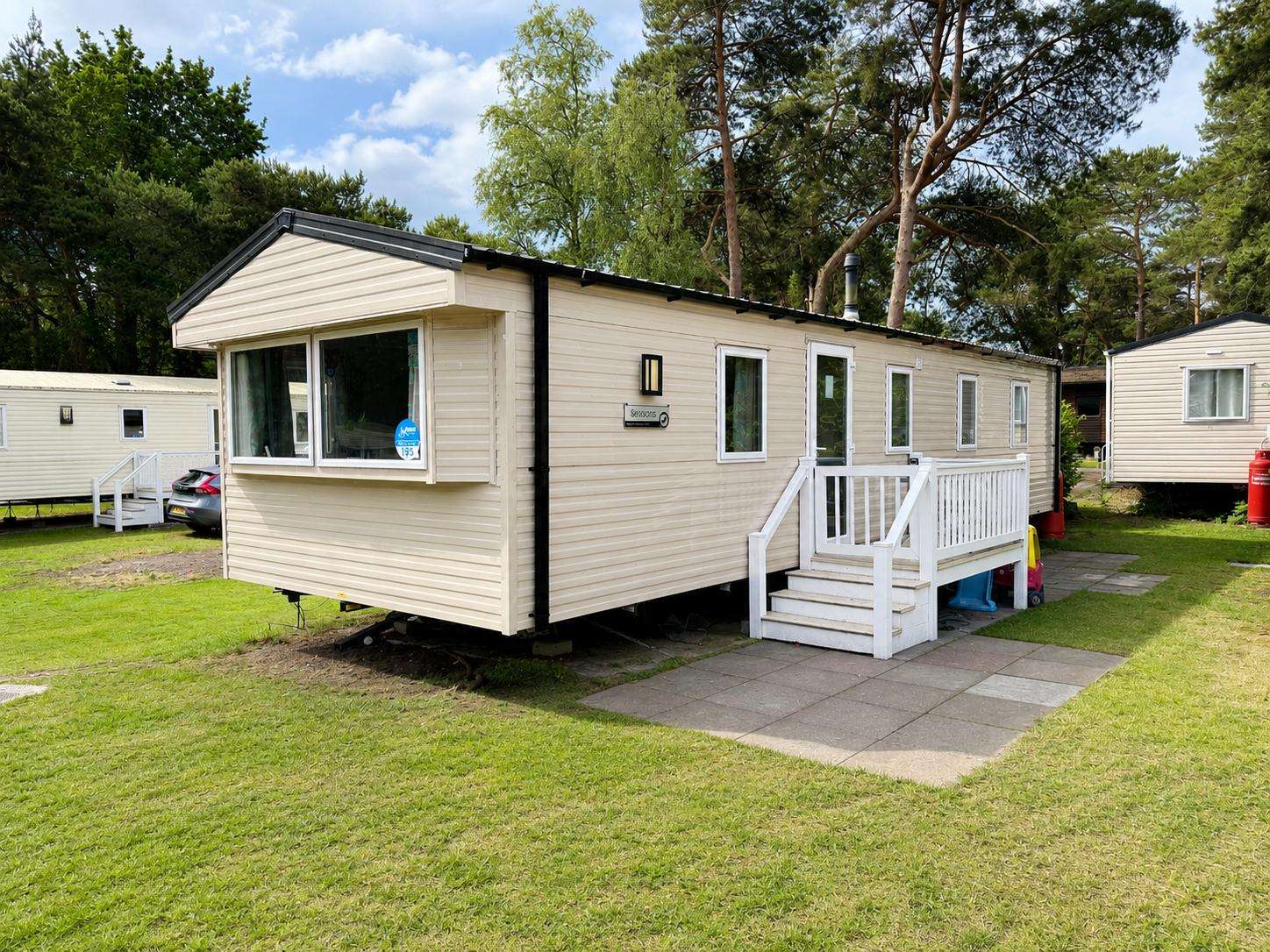 Modern 3-bedroom caravan sleeping up to 8 guests, ideal for family holidays by the coast. - property