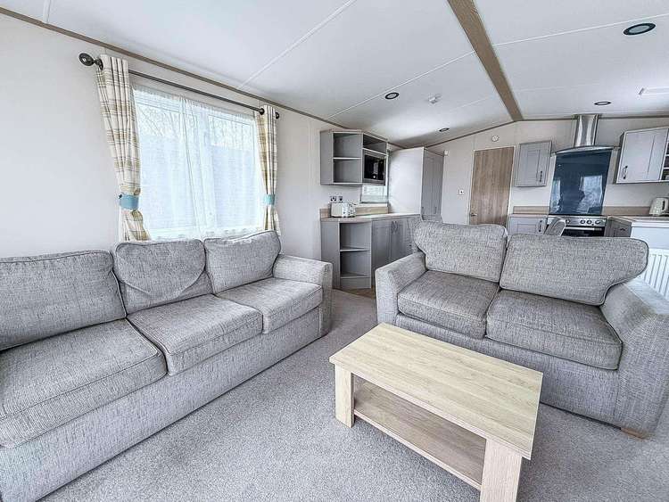 23030W⭐ – Windsor area, 3 bed, 8 berth caravan with D/G and C/H. Diamond rated. Preview 4