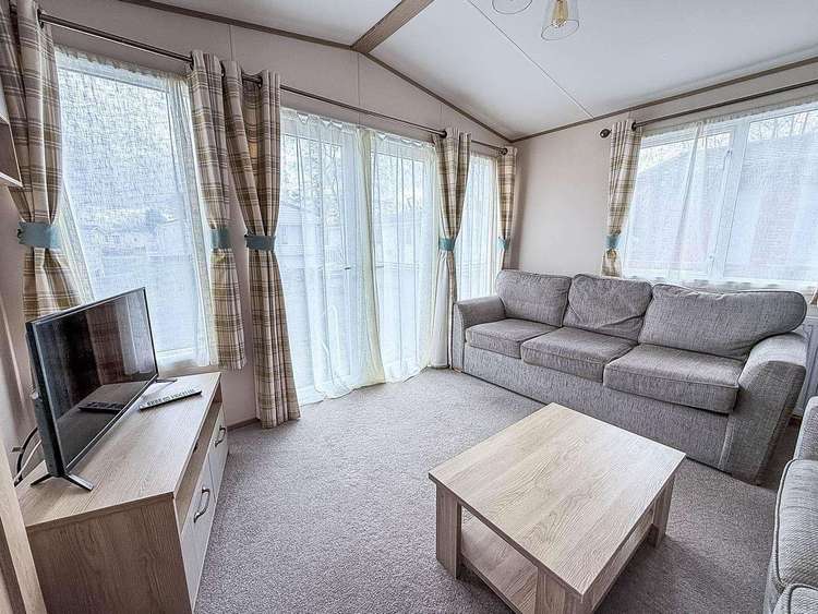 23030W⭐ – Windsor area, 3 bed, 8 berth caravan with D/G and C/H. Diamond rated. Preview 5