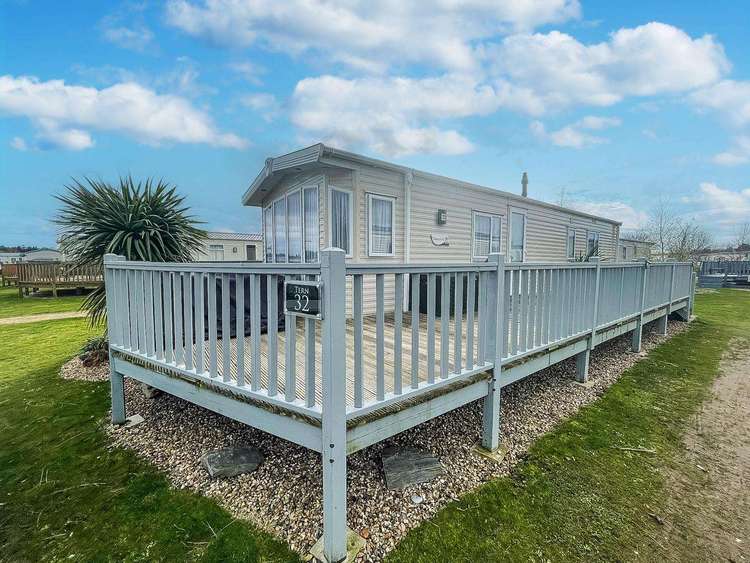 72032T⛱️ – Tern area, 2 bed, 6 berth caravan with decking. Diamond rated Preview 0