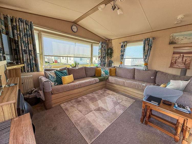 21040E⛱️ – Elstow area, 2 bed, 6 berth caravan with decking. Opal rated. Preview 4