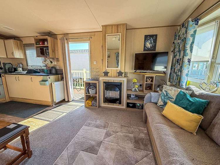 21040E⛱️ – Elstow area, 2 bed, 6 berth caravan with decking. Opal rated. Preview 5