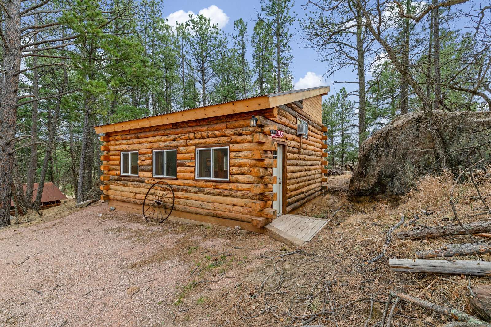 Woodpecker Point Family Cabin (King/Sofabed/Twin x 4) Preview 0