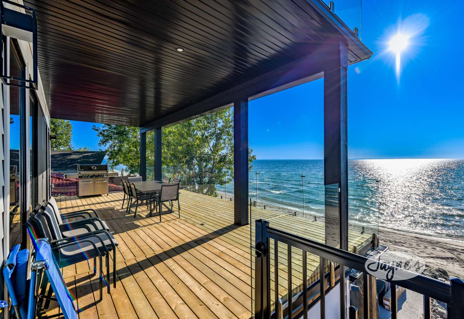 Mid-Deck Outdoor Dining