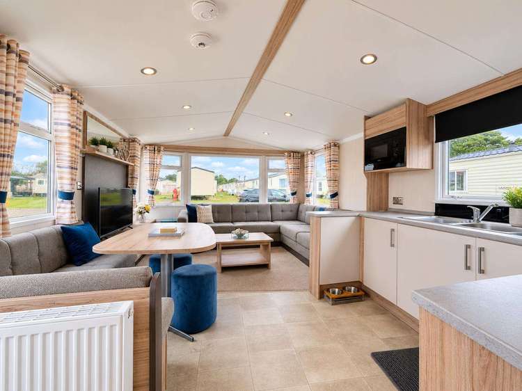 35243KG⛱️ – Kingfisher Gardens area, 3 bed, 6 berth caravan with decking. Opal rated. Preview 5