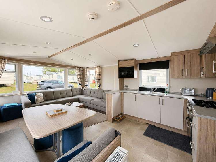 35243KG⛱️ – Kingfisher Gardens area, 3 bed, 6 berth caravan with decking. Opal rated. Preview 4
