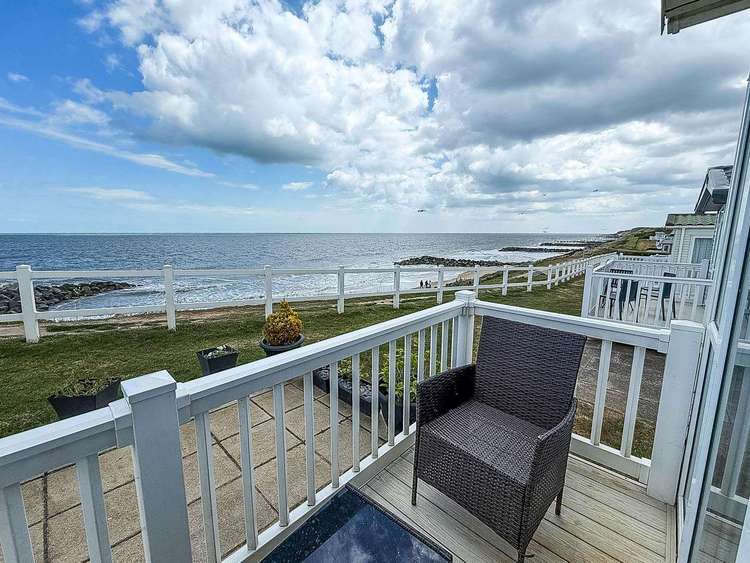 80044S⛱️- Shorefield area, 3 bed, 8 berth caravan with decking, full seaviews. Platinum-Deluxe rated Preview 4