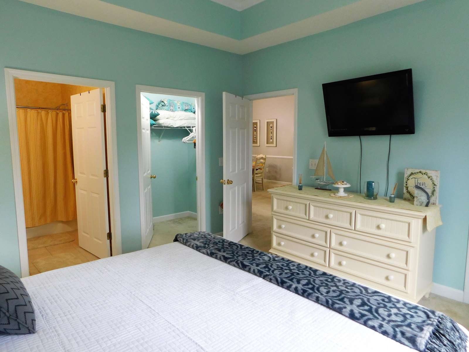 Master with ensuite bath and walk-in closet