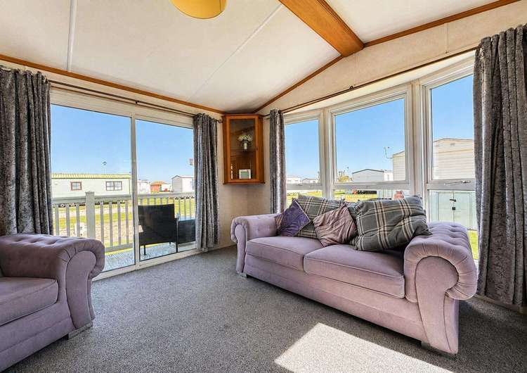 67009L⛱️ – L area, 2 bed, 7 berth caravan with decking. Opal rated. Preview 4