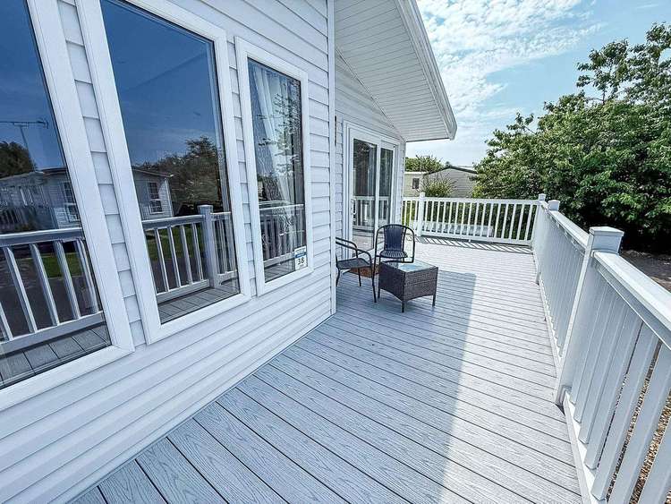 23038C⛱️ – Chelsea area, 2 bed, 4 berth lodge with decking. Platinum-Deluxe rated. Preview 4