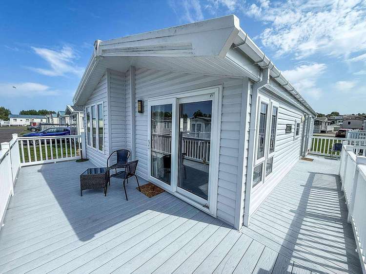 23038C⛱️ – Chelsea area, 2 bed, 4 berth lodge with decking. Platinum-Deluxe rated. Preview 5