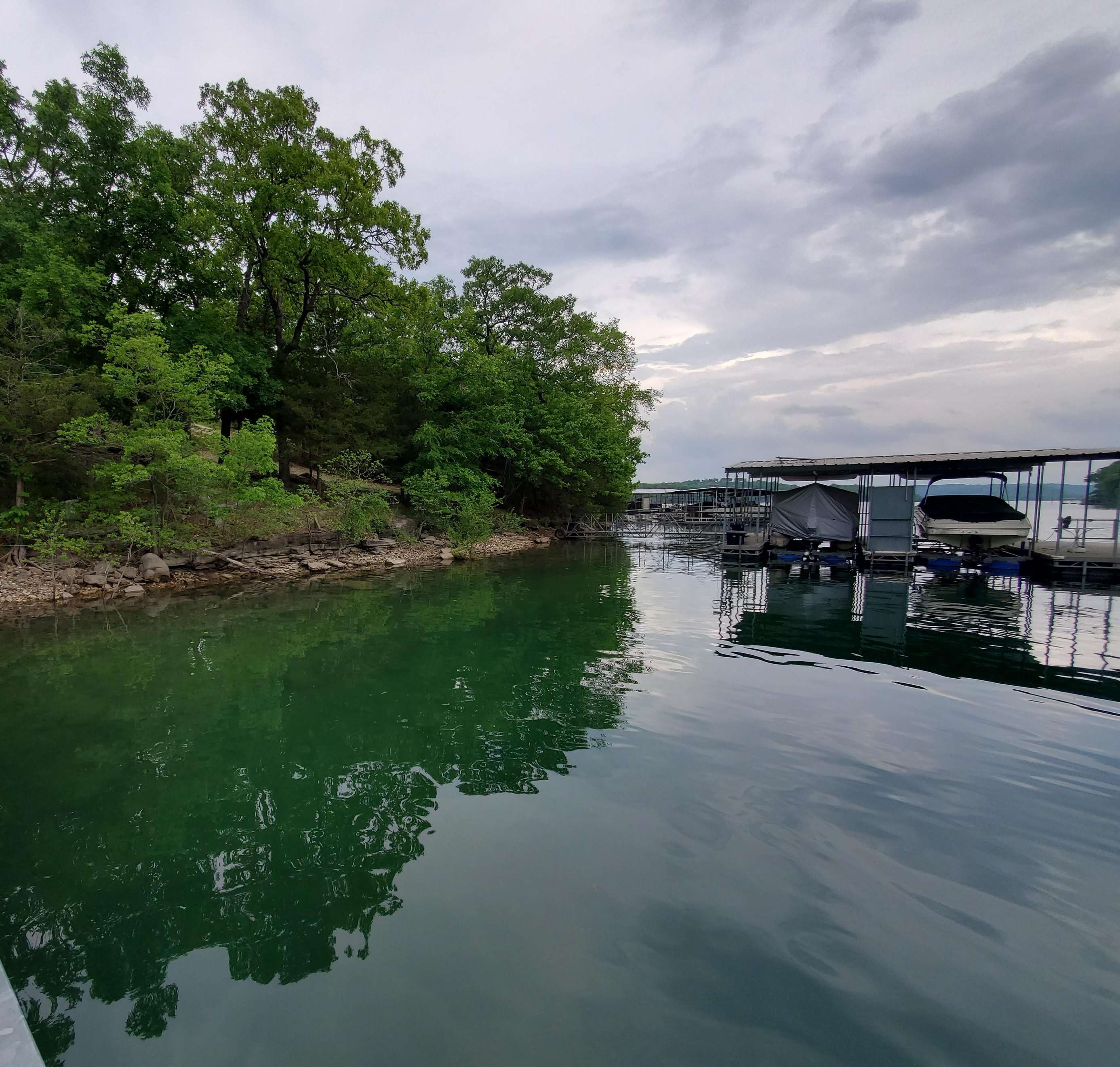 Sunrise BlissLakefront; Minutes to Dam Site Park and Indian Creek Park