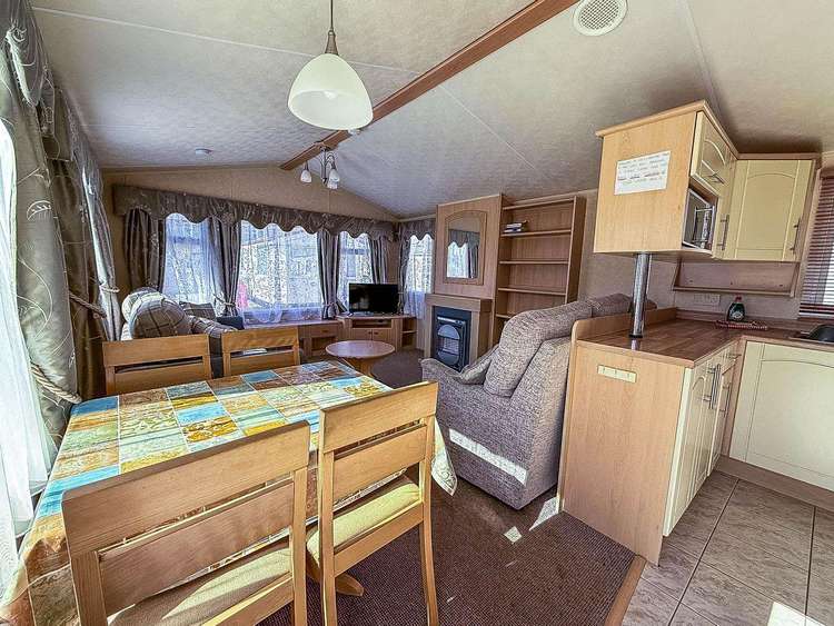 13018L⛱️ – Lee’s Caravan, 2 bed, 4 berth caravan with side decking. Ruby rated. Preview 4