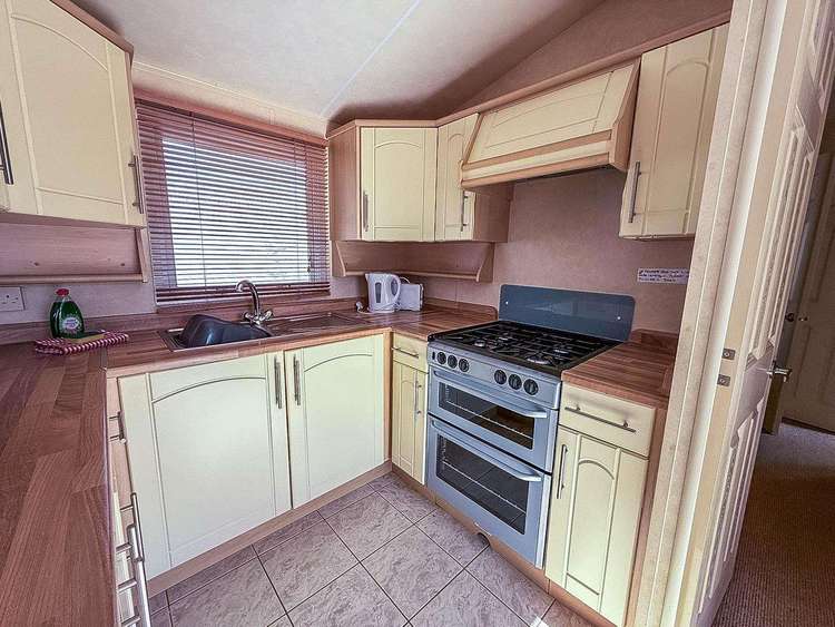13018L⛱️ – Lee’s Caravan, 2 bed, 4 berth caravan with side decking. Ruby rated. Preview 5