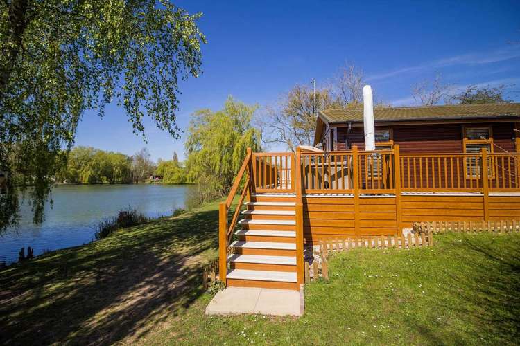 60013M⛱️ – Mallard area, 2 bed, 4 berth lodge with decking. Platinum-Deluxe rated. Preview 1