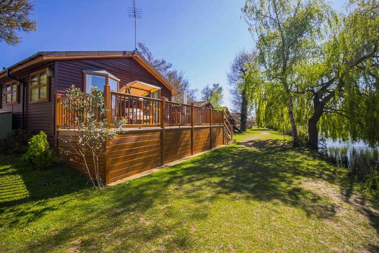 60013M⛱️ – Mallard area, 2 bed, 4 berth lodge with decking. Platinum-Deluxe rated. Preview 3