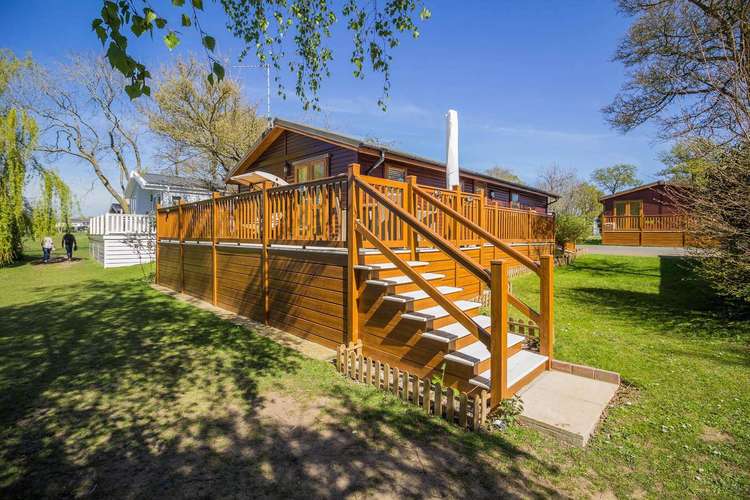 60013M⛱️ – Mallard area, 2 bed, 4 berth lodge with decking. Platinum-Deluxe rated. Preview 0