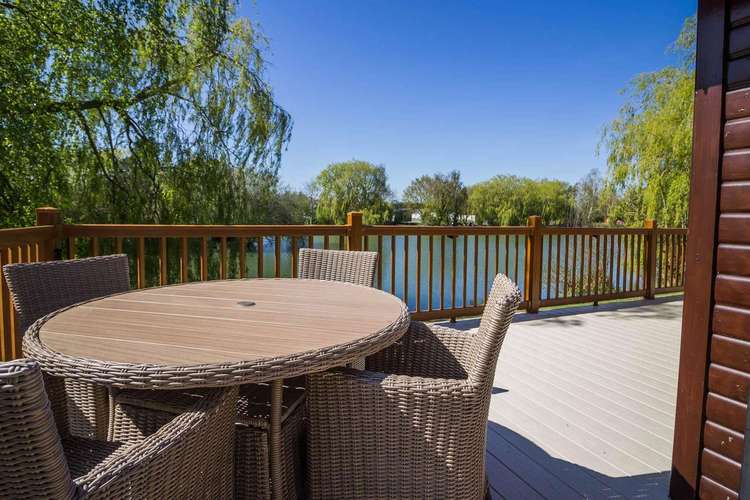 60013M⛱️ – Mallard area, 2 bed, 4 berth lodge with decking. Platinum-Deluxe rated. Preview 5
