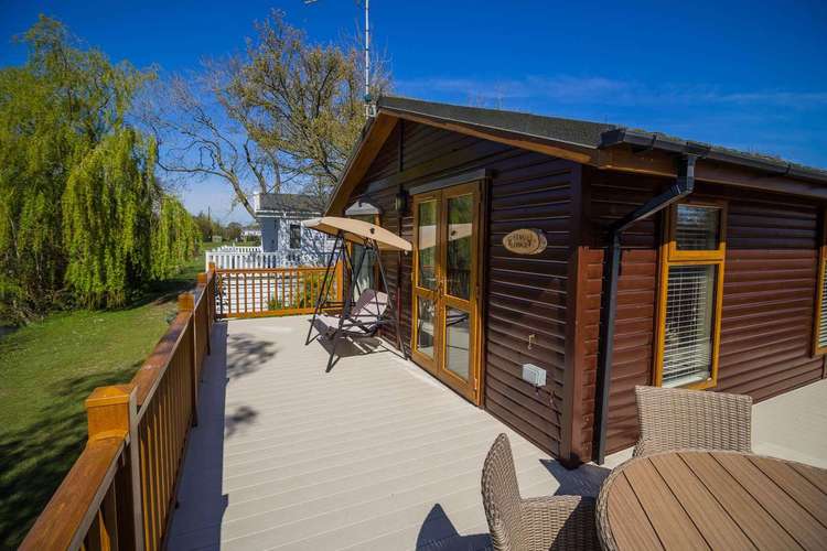 60013M⛱️ – Mallard area, 2 bed, 4 berth lodge with decking. Platinum-Deluxe rated. Preview 2