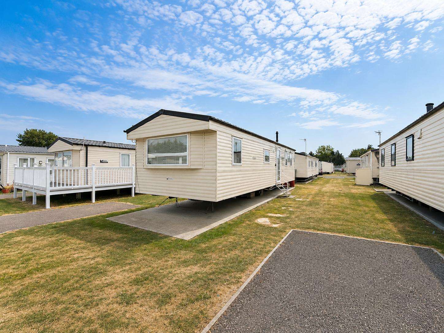 Discover your ideal peaceful retreat in this 6 berth static caravan located on Steeple Bay Holiday Park, Essex. - property